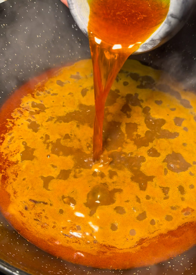 Fumet e infusión de azafrán para arroz meloso con bogavante