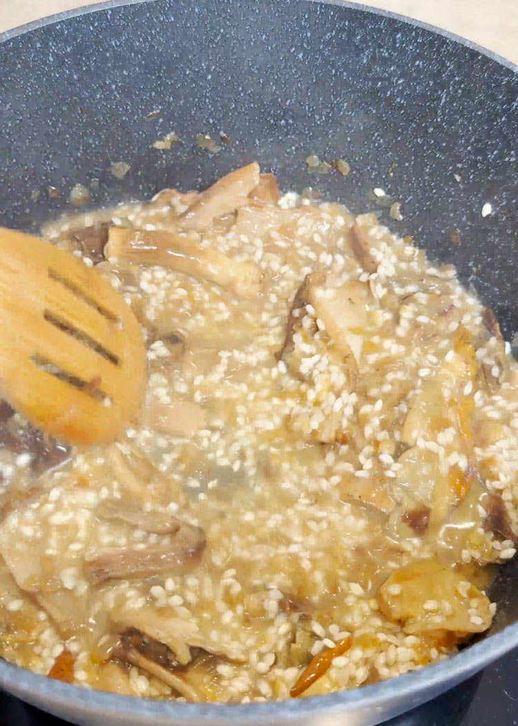 Añadir caldo y cocinar arroz para Risotto de boletus