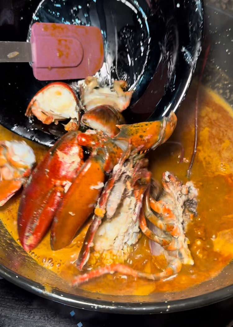 Reincorporar bogavante a arroz meloso con bogavante