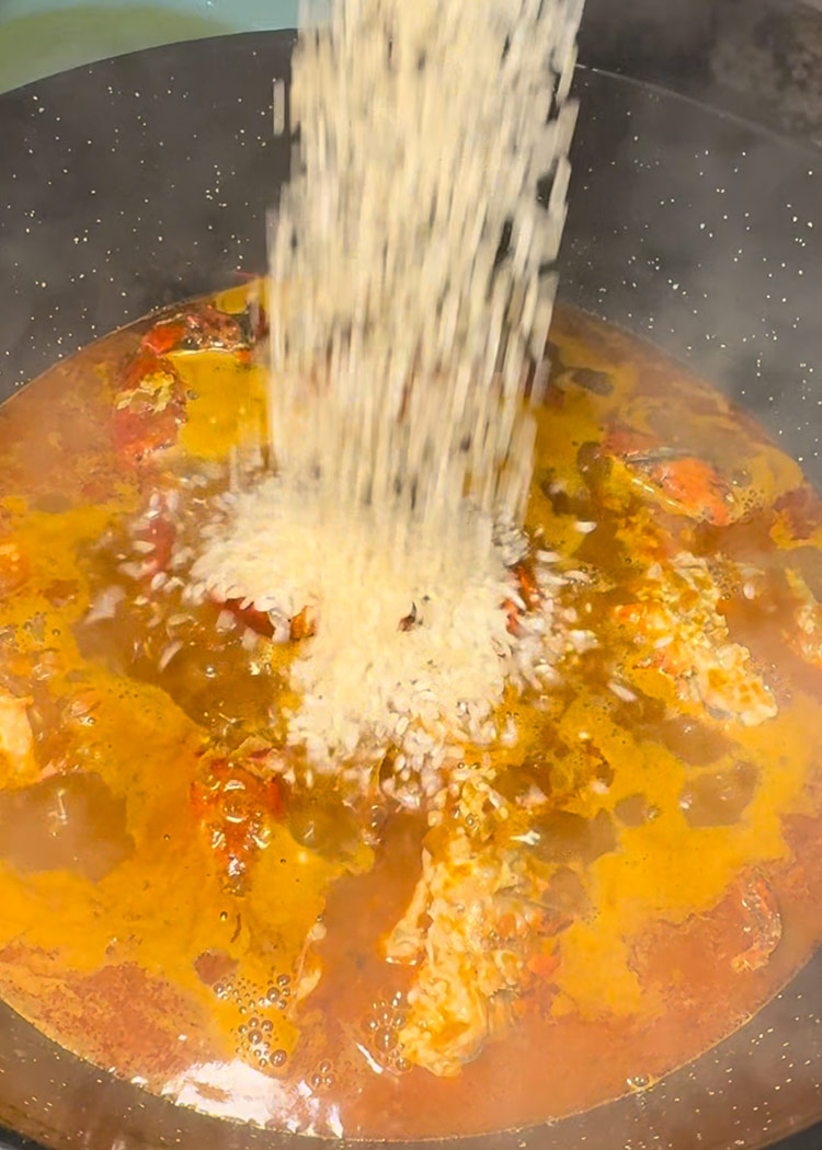 Incorporar arroz a arroz meloso con bogavante