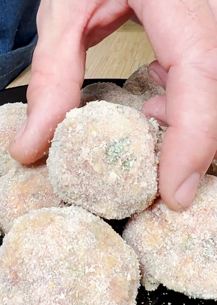 Formar albóngidas para albóndigas de arroz 