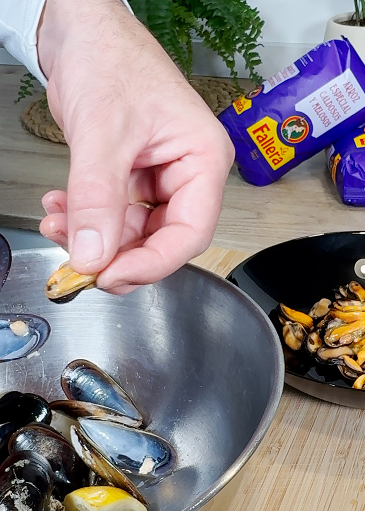 Cocinar mejillones para Arroz con mejillones