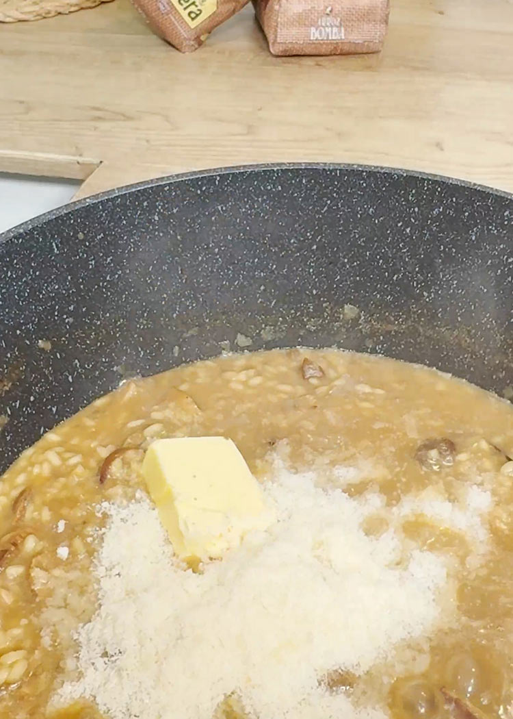 Añadir queso y mantequilla a Risotto de boletus