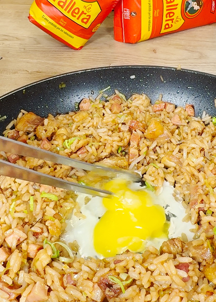 Incorporar huevo a Arroz chino venezolano