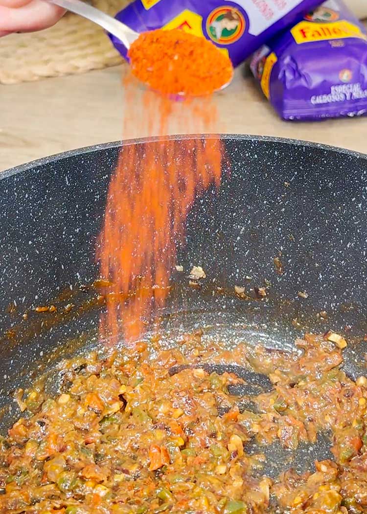 Añadir tomate y pimentón a Arroz con marisco congelado