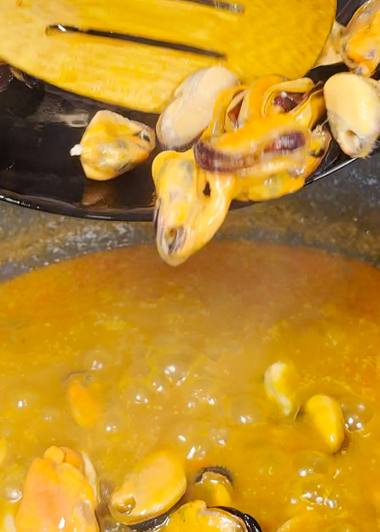 Incorporar mejillones a arroz con mejillones