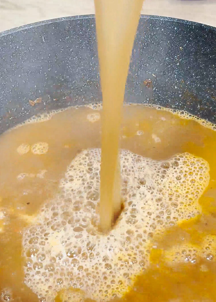 Verter caldo en Arroz con marisco congelado