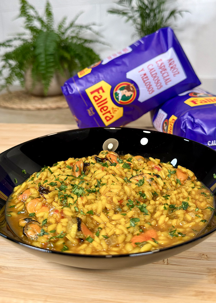 Presentación de arroz con mejillones