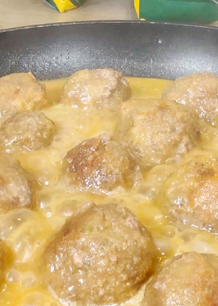 Cocinar albóndigas con salsa en albóndigas de arroz
