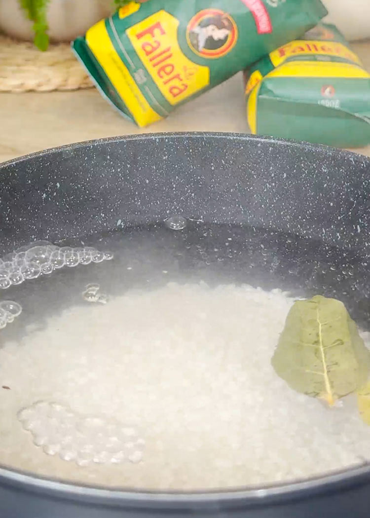 Cocinar arroz para albóndigas de arroz