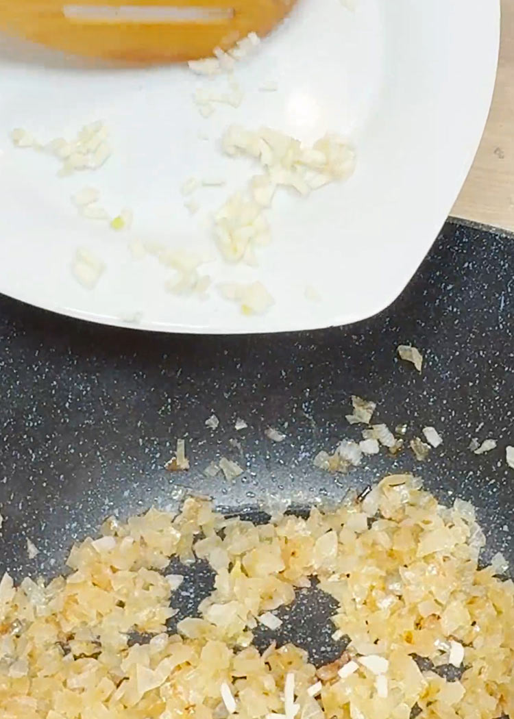 Añadir cebolla a Risotto de boletus
