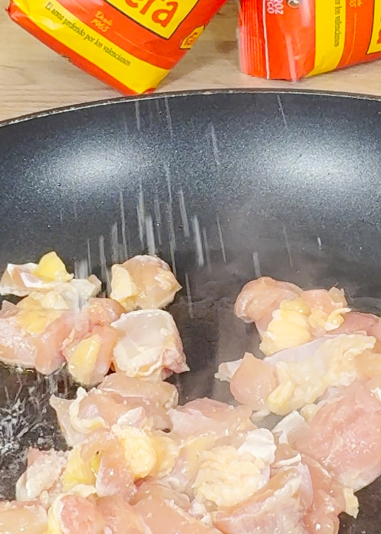 Dorar pollo en Arroz chino venezolano