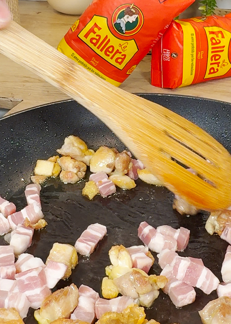 Dorar pollo para Arroz chino venezolano