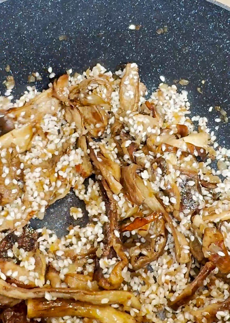 Añadir y nacarar arroz en Risotto de boletus