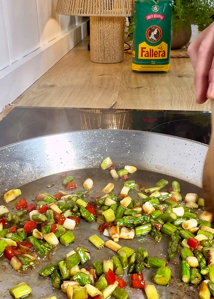 Sofreír verduras para arroz con cosas