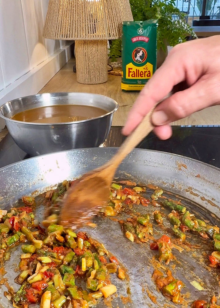 Incorporar tomate rallado a arroz con cosas