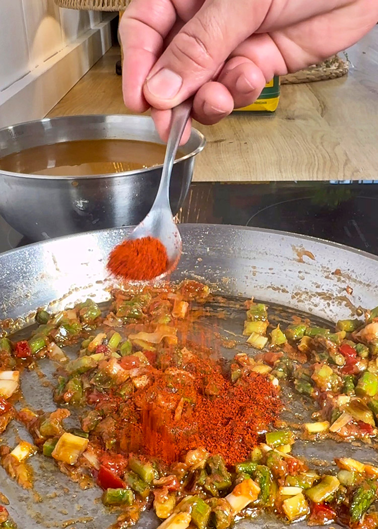 Incorporar pimentón a arroz con cosas