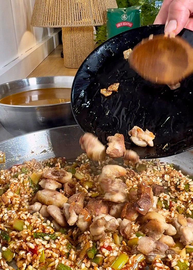 Reincorporar la carne a arroz con cosas