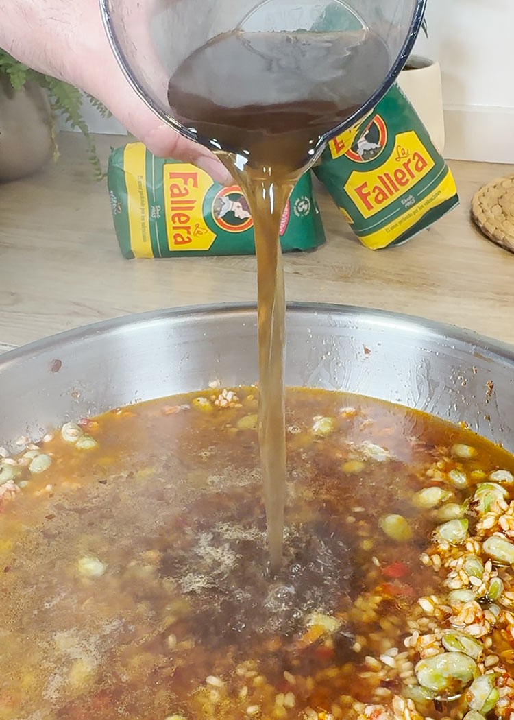 Verter caldo de setas a arroz con habas