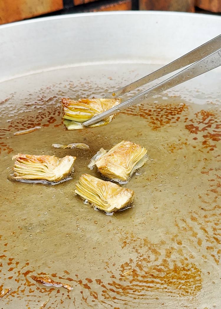 Marcar alcachofas en arroz con muslitos de pollo