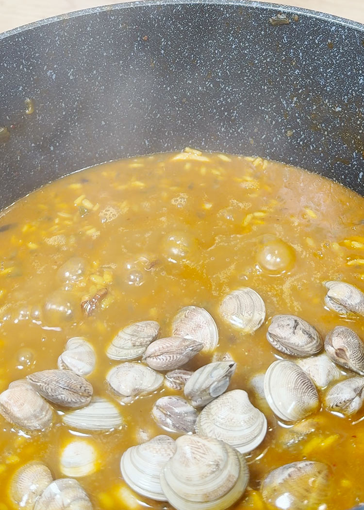 Cocinar y añadir chirlas a Arroz con chirlas