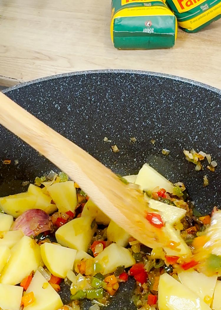 Pochar patatas en Lentejas con verduras y arroz