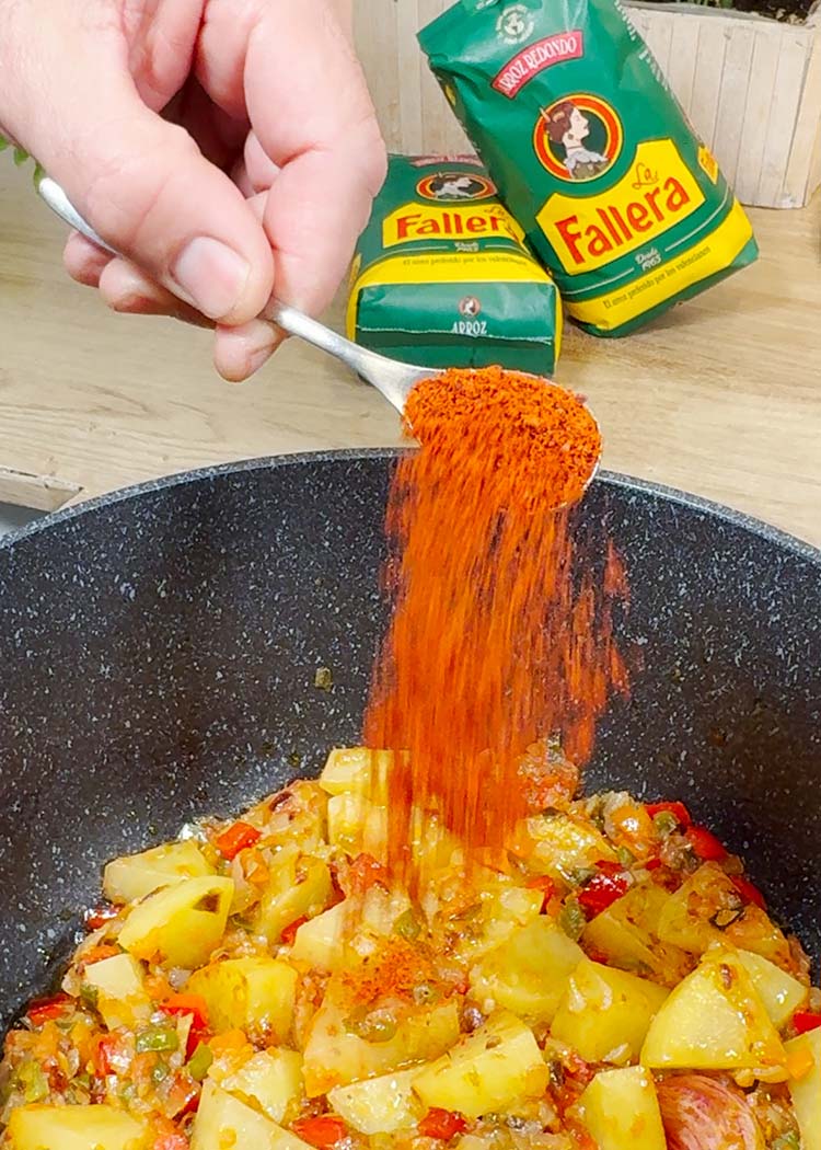 Añadir tomate y pimentón a Lentejas con verduras y arroz