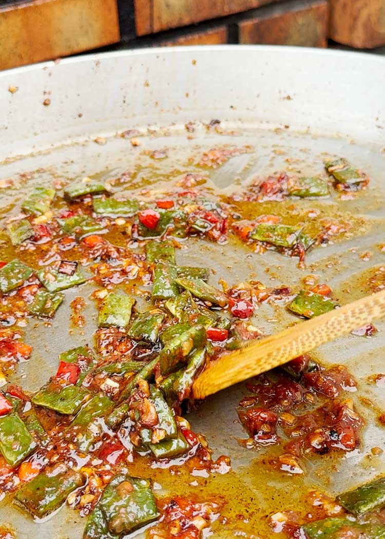 Reducir tomate en arroz con muslitos de pollo
