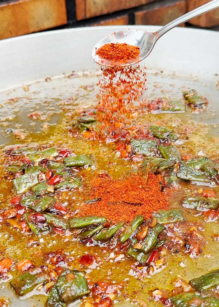 Añadir pimentón a arroz con muslitos de pollo