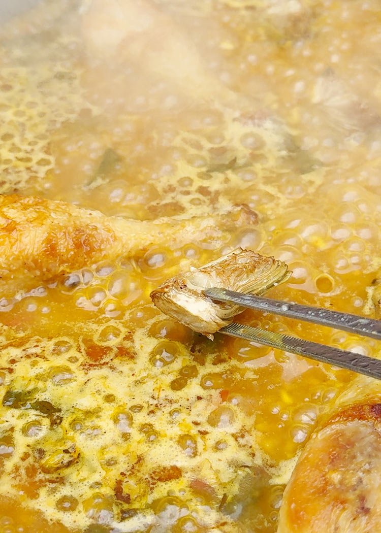 Incorporar pollo y alcachofas a arroz con muslitos de pollo