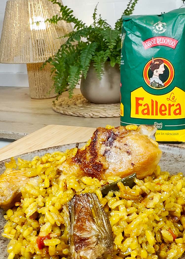 Presentación de arroz con muslitos de pollo