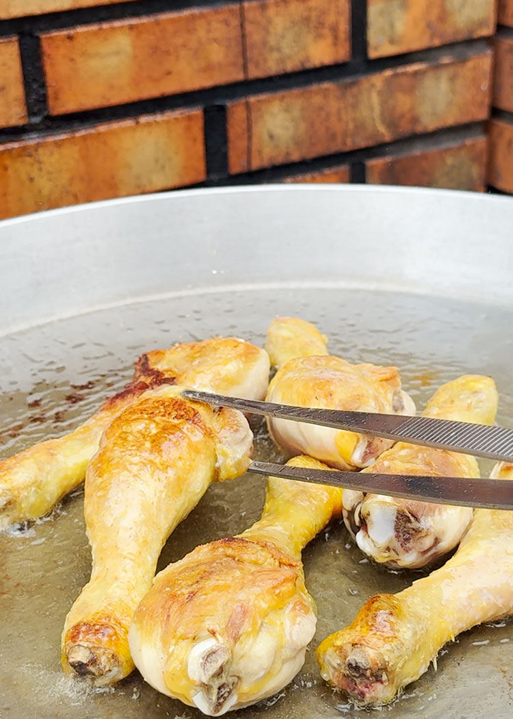 Dorar pollo en arroz con muslitos de pollo