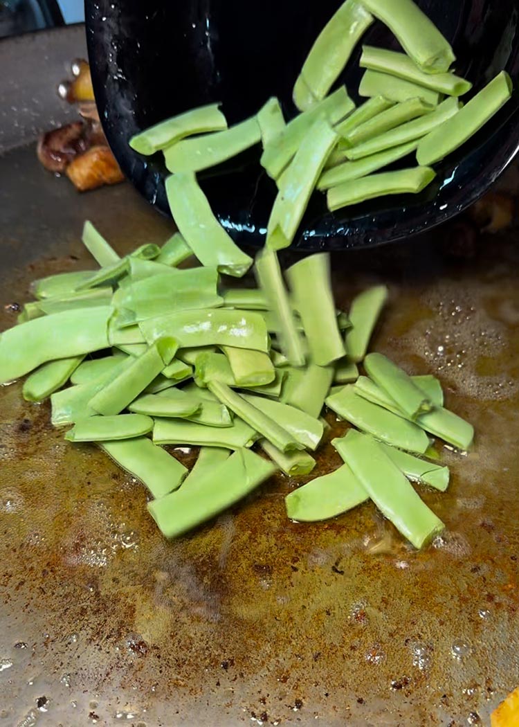 Añadir judías verdes a arroz a la valenciana