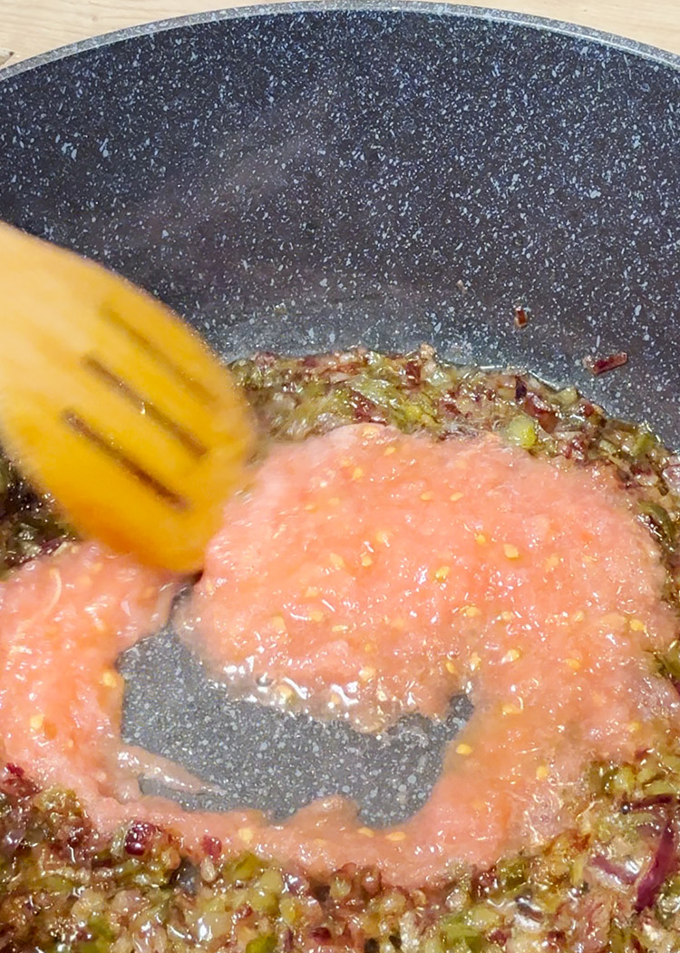 Añadir tomate rallado a Arroz con chirlas