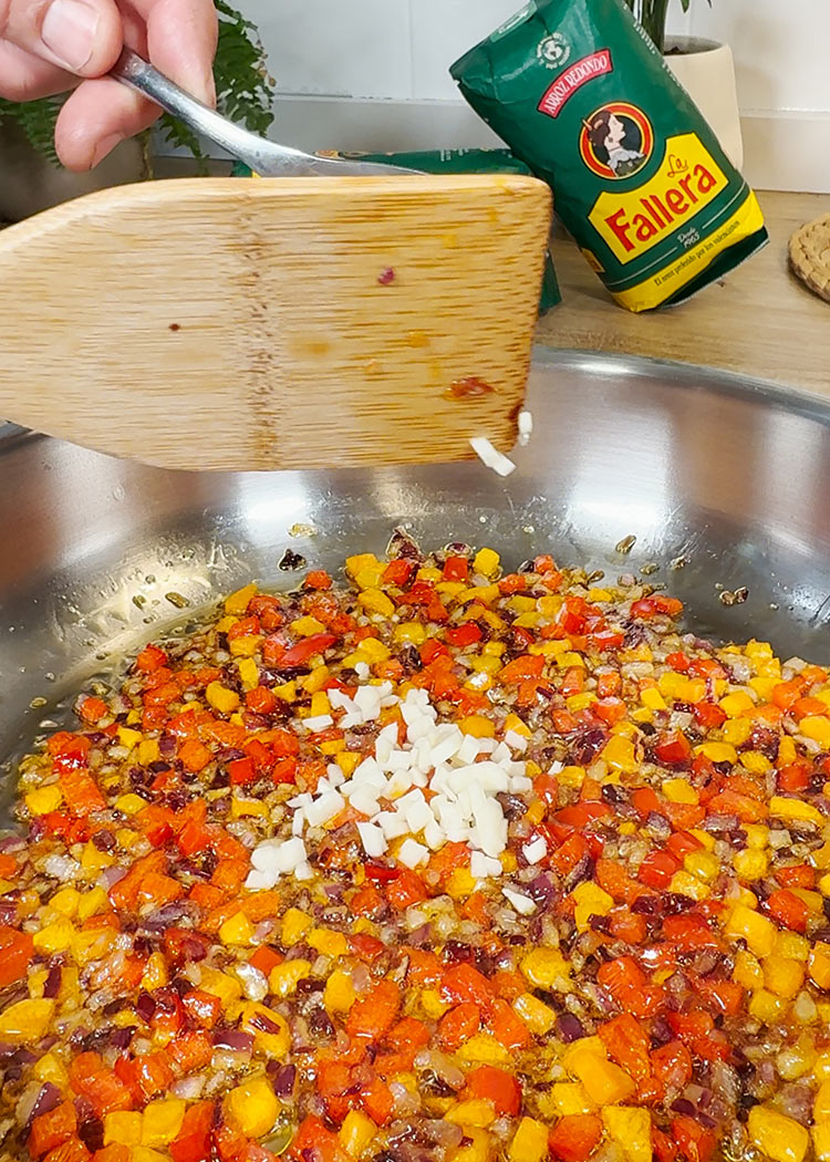 Incorporar ajos a arroz con habas