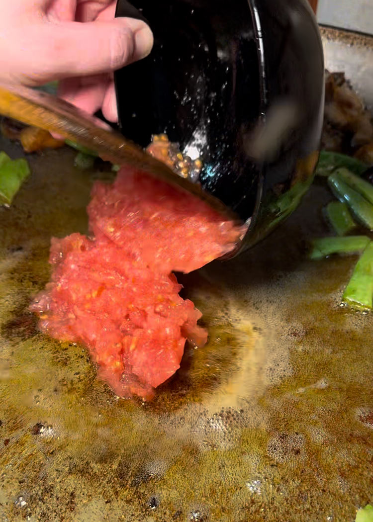 Incorporar tomate rallado a arroz a la valenciana