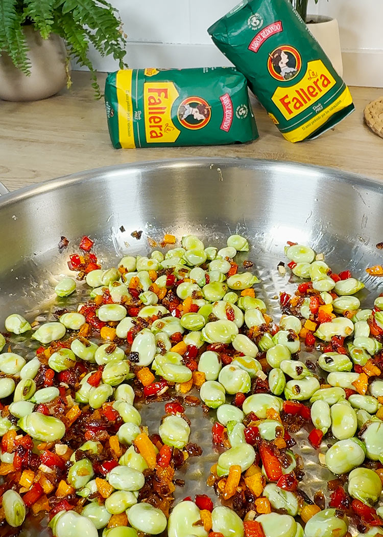 Incorporar habas a arroz con habas