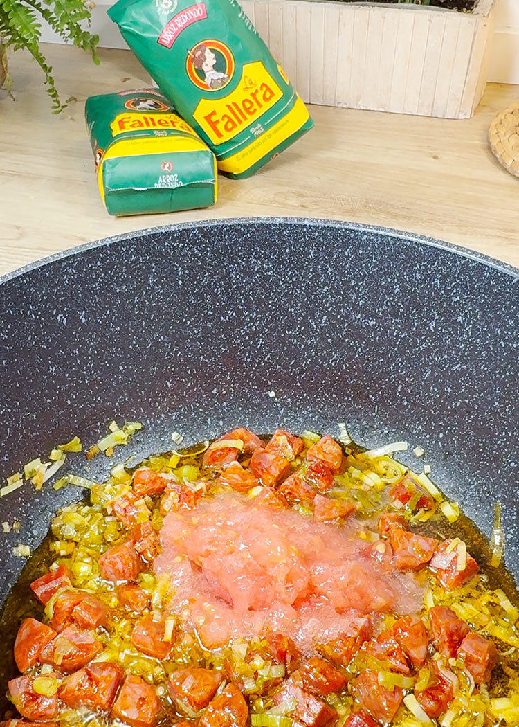 Incorporar tomate rallado a Garbanzos de bote con arroz y chorizo