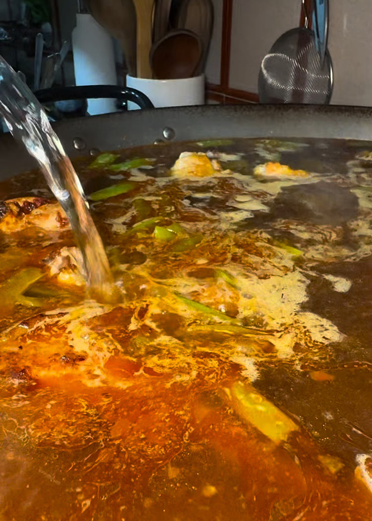 Añadir agua a arroz a la valenciana