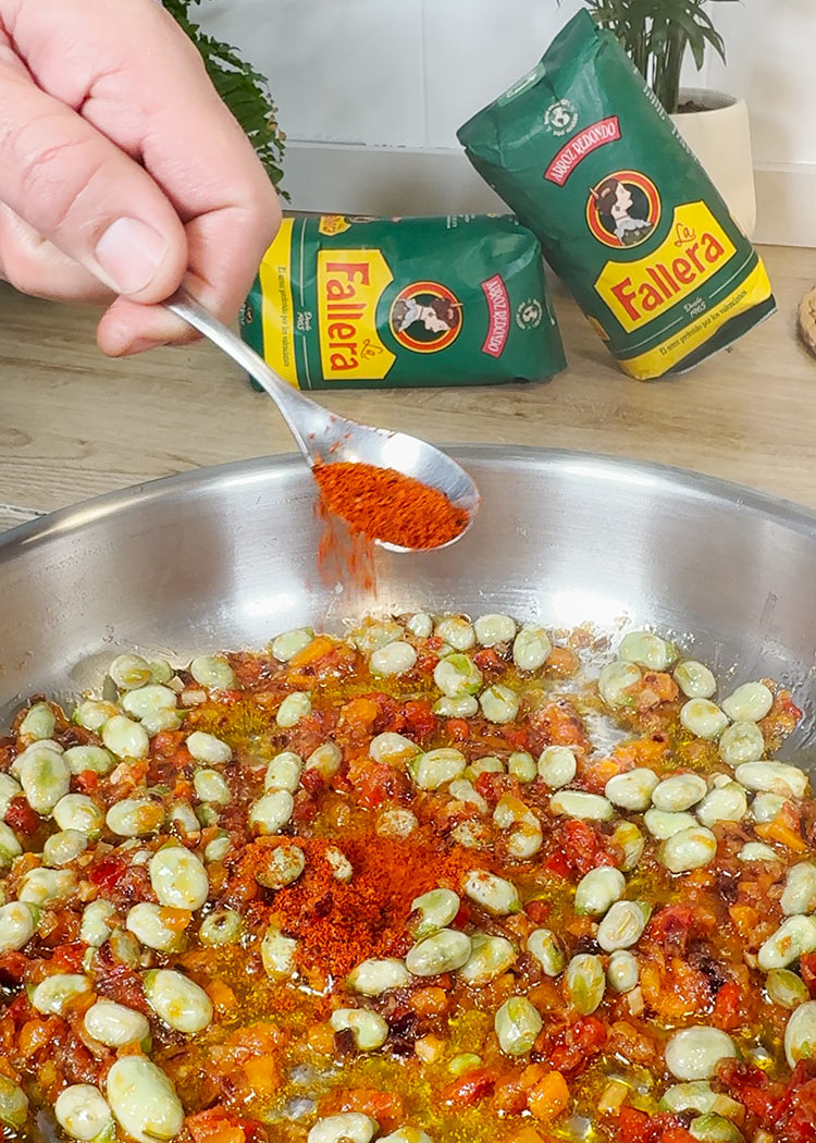 Tomate y pimentón en arroz con habas