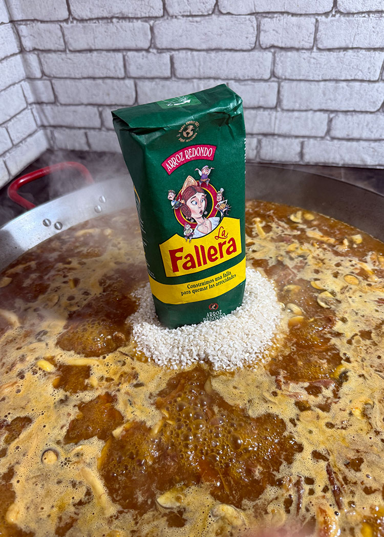 Echar arroz a Arroz con pato, setas y foei
