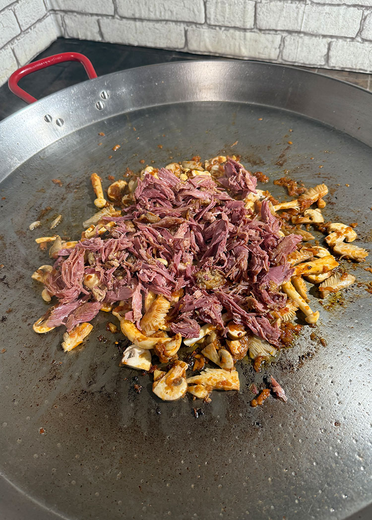 Agregar setas y confit de pato a Arroz con pato, setas y foei