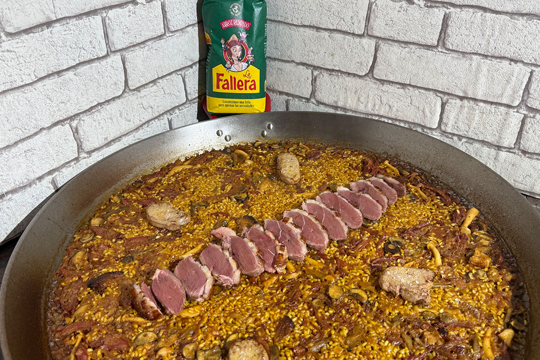 Paella de pato con foie y setas