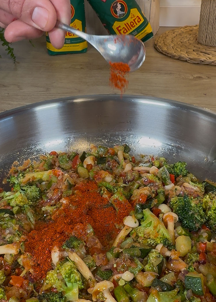 Añadir tomate y pimentón a arroz al horno con verduras