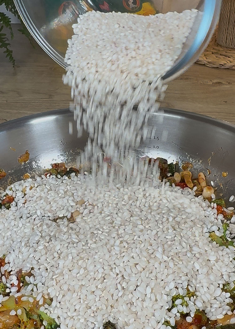 Añadir arroz a arroz al horno con verduras
