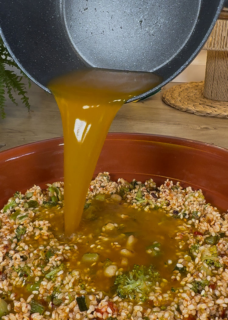 Verter caldo en arroz al horno con verduras