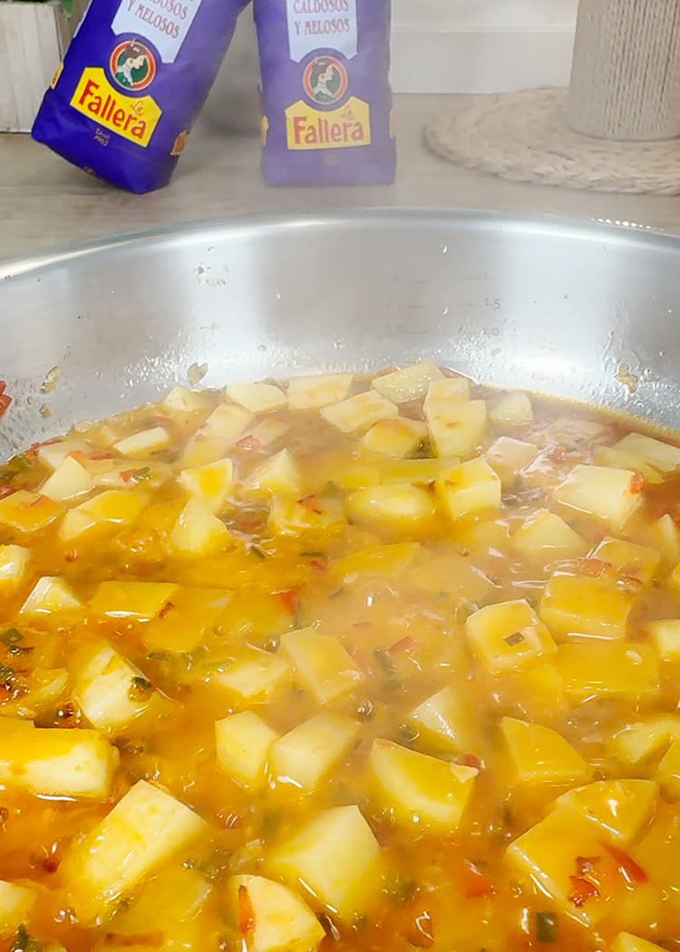 Añadir vino blanco a Arroz con bacalao de la abuela