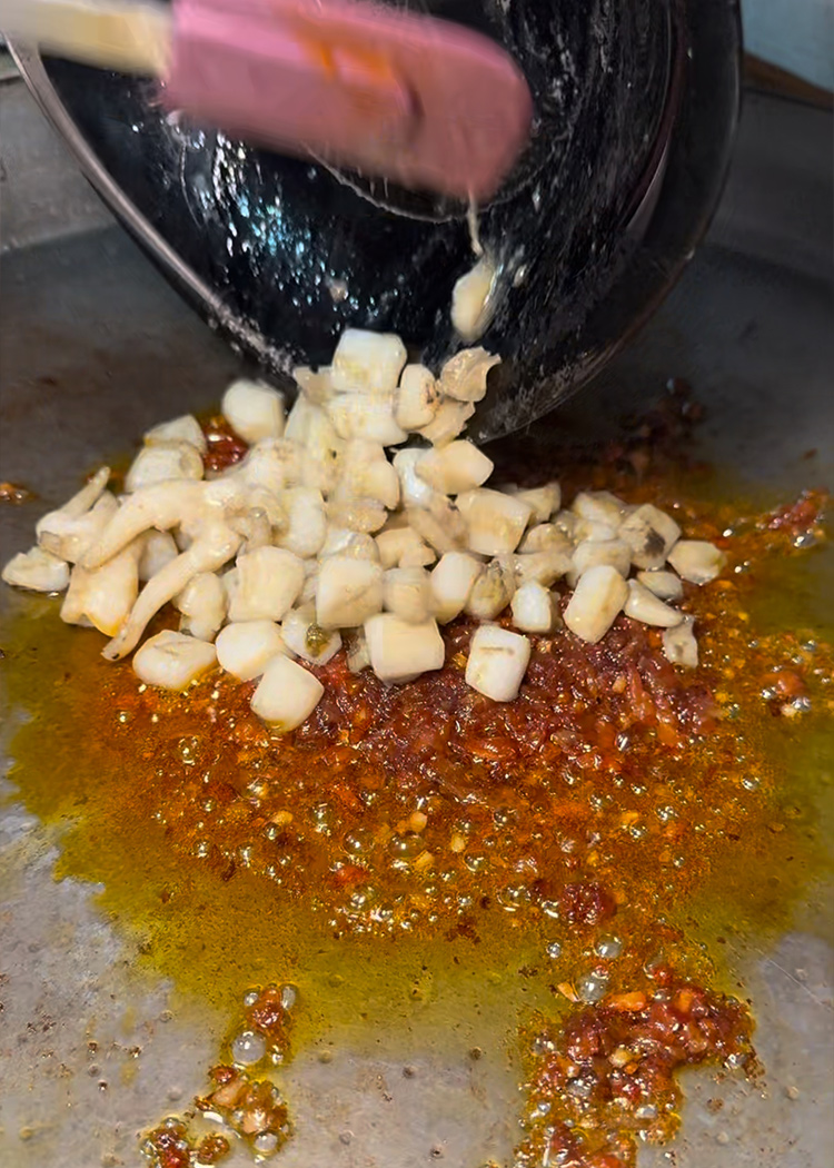 Añadir pimentón y sepia a paella de mariscos
