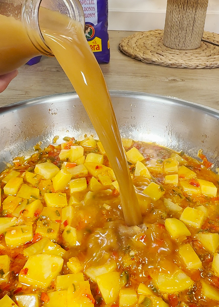 Verter caldo a Arroz con bacalao de la abuela