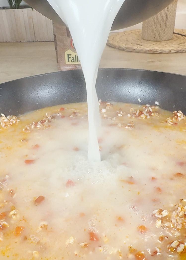Verter caldo para arroz murciano